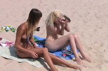 Mulheres lindas peladas na praia se exibindo